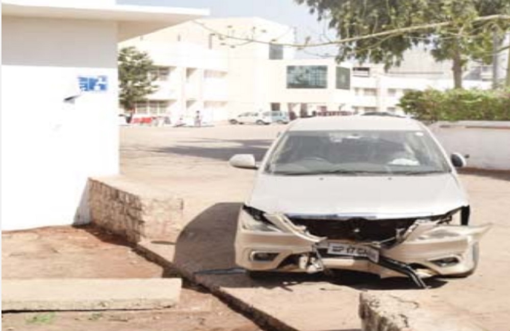 पार्किंग में खड़ी इनोवा कार लेकर भागे बदमाश, डिवाइडर से टकरा गई तो फिर हुआ ये हाल : REWA NEWS IN HINDI